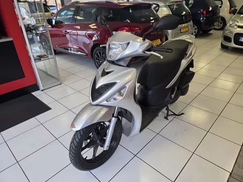 Suzuki SIXteen 150 mooie suzuki motorscooter met slechts 3200km